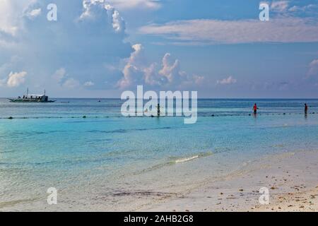 Muscheln Jäger im Bohol Sea Gewässer, Panglao Strand in Philippinen Stockfoto