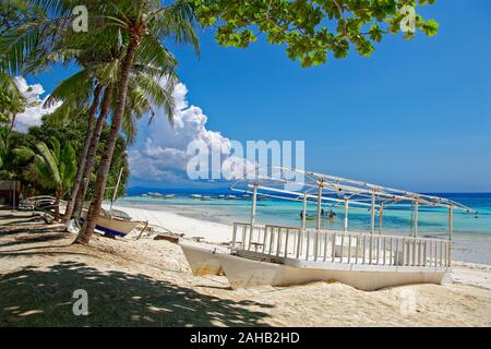 Weiß rack Boot auf Dumaluan Strand in Philippinen Stockfoto