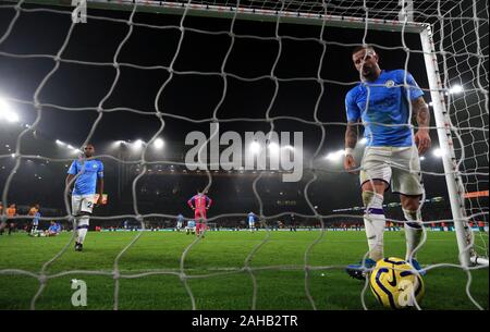 Von Manchester City Kyle Walker (rechts), Fernandinho (links) und Teamkollegen erscheinen niedergeschlagen nach Wolverhampton Wanderers" Matt Doherty (nicht abgebildet) Kerben dritten Ziel seiner Seite des Spiels während der Premier League Spiel im Molineux, Wolverhampton. Stockfoto