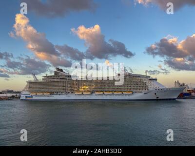 Ft. Lauderdale, FL/USA -11/10/19: Die Faszination der Meere ein Royal Caribbean Cruise Line Kreuzfahrtschiff der Ft angedockt. Lauderdale, Florida Port bei Sonnenaufgang Stockfoto