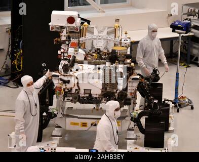 Pasadena, Kalifornien, USA. 27 Dez, 2019. JPL Techs showoff die Mars Rover 2020 während der Medien, die über Bereit zum KSC für den Juli/August Start zum Mars, Freitag Dez 27, 2019. Pasadena, CA/USA. Der Rover wird JPL im Januar 2020 und starten Mitte Jahr und hoffen auf dem Mars im Februar 2021 zu landen. Credit: Gene Blevins/ZUMA Draht/Alamy Live News Credit: ZUMA Press, Inc./Alamy leben Nachrichten Stockfoto