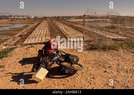 Touring bike vor einer Brücke im Bau über dem oued Souss Stockfoto