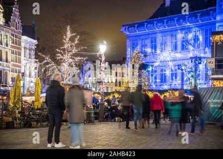 Weihnachtsmarkt in der historischen Grote Markt in Antwerpen bei Nacht Stockfoto