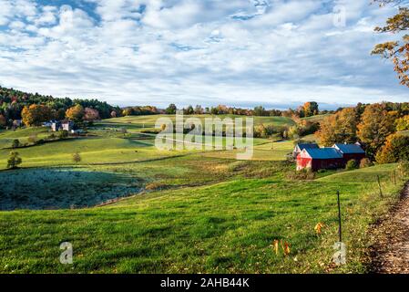 Schöne herbstliche Landschaft bei Sonnenaufgang Stockfoto