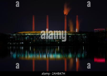 Volkswagen Arena, Volkswagen-produktionsstätten Schornsteine und Autostadt. Außerdem sind diese Türme zur Weihnachtszeit leuchtet Stockfoto
