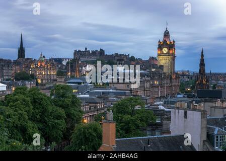 Blick auf die Skyline von Edinburgh in der Dämmerung Stockfoto