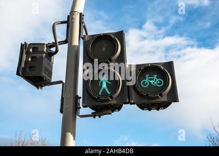 Ampel für Fußgänger und Radfahrer gegen den blauen Himmel Stockfoto