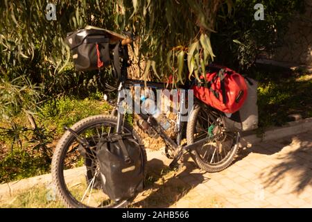 Touring bike vollständig geladen Stockfoto