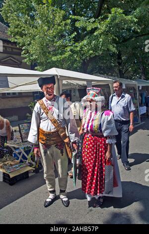 Bački Petrovac, Serbien, 5. August 2017. Traditionelle jährliche Festival, wo Menschen in Trachten sammeln und präsentieren. Paar in der slowakischen Folklore costum Stockfoto