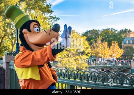 Orlando, Florida. Dezember 18, 2019. Goofy winkt in Epcot (11) Stockfoto