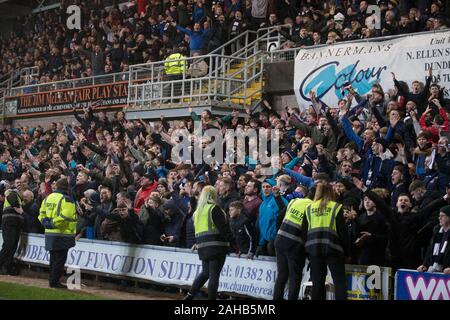 Dens Park, Dundee, Großbritannien. 27 Dez, 2019. Schottische Meisterschaft Fußball, Dundee Football Club gegen Dundee United; Dundee Fans - Redaktionelle Verwendung Credit: Aktion plus Sport/Alamy leben Nachrichten Stockfoto