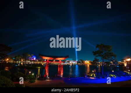 Orlando, Florida. Dezember 18, 2019. Panoramablick auf Japan arch und blauen Lichtstrahlen in Epcot Stockfoto