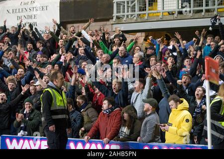 Dens Park, Dundee, Großbritannien. 27 Dez, 2019. Schottische Meisterschaft Fußball, Dundee Football Club gegen Dundee United; Dundee Fans - Redaktionelle Verwendung Credit: Aktion plus Sport/Alamy leben Nachrichten Stockfoto