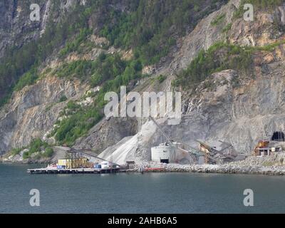 Norwegische Olivenmine, North Cape Minerals, Sibelco, AS Olivin, Raudbergvika Olivenmine, Norddal, Møre Og Romsdal, Norwegen Stockfoto