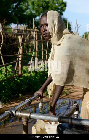 Tschad, Goz Beida, Flüchtlingslager Djabal für Flüchtlinge aus Darfur, Sudan, Flüchtling Mädchen holen Wasser aus Rohr-/TSCHAD, Goz Beida, Fluechtlingslager Djabal fuer Fluechtlinge aus Darfur, Sudan Stockfoto