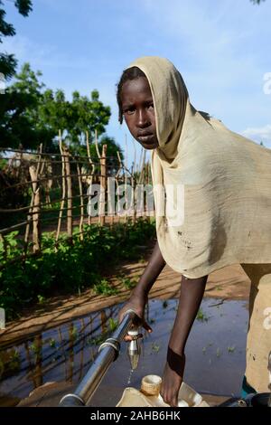 Tschad, Goz Beida, Flüchtlingslager Djabal für Flüchtlinge aus Darfur, Sudan, Flüchtling Mädchen holen Wasser aus Rohr-/TSCHAD, Goz Beida, Fluechtlingslager Djabal fuer Fluechtlinge aus Darfur, Sudan Stockfoto