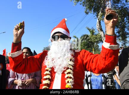 Beawar, Indien. 26 Dez, 2019. Ein Mann verkleidet als Weihnachtsmann feiern in einer Prozession und Karneval anlässlich des Weihnachten bei Beawar. (Foto von Sumit Saraswat/Pacific Press) Quelle: Pacific Press Agency/Alamy leben Nachrichten Stockfoto