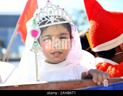 Beawar, Indien. 26 Dez, 2019. Ein Mädchen gekleidet wie ein Engel in der Prozession und Karneval anlässlich des Weihnachten feiern im Beawar. (Foto von Sumit Saraswat/Pacific Press) Quelle: Pacific Press Agency/Alamy leben Nachrichten Stockfoto