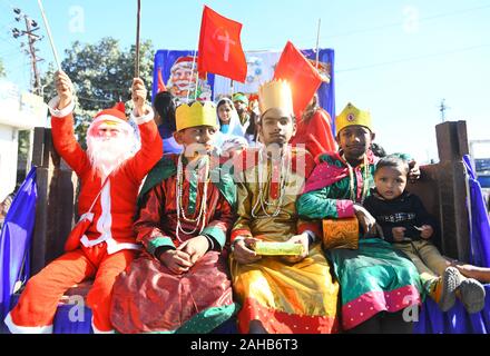 Beawar, Indien. 26 Dez, 2019. Ein Junge verkleidet als Weihnachtsmann feiern in einer Prozession und Karneval anlässlich des Weihnachten bei Beawar. (Foto von Sumit Saraswat/Pacific Press) Quelle: Pacific Press Agency/Alamy leben Nachrichten Stockfoto