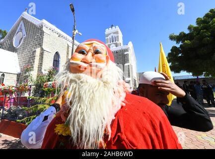 Beawar, Indien. 26 Dez, 2019. Ein Mann verkleidet als Weihnachtsmann während der Prozession und Karneval anlässlich des Weihnachten bei Beawar. (Foto von Sumit Saraswat/Pacific Press) Quelle: Pacific Press Agency/Alamy leben Nachrichten Stockfoto