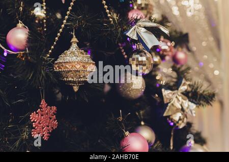 Weihnachtsbaum mit weißen und schwarzen Geschenke im Schlafzimmer Weihnachten. Schön haus mit Silber verziert, weißen und schwarzen Baum und präsentiert auf der Ch Stockfoto