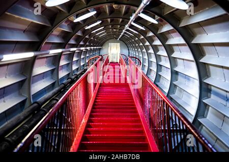 Rote Treppe und Tunnel im Atomium für 1958 Brüssel World Expo in Brüssel, Belgien gebaut Stockfoto