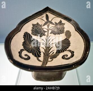 Keramik mit schwarzem lotus-bouquet-Design auf weißem Hintergrund. Nördliche Song-Dynastie (A.D. 960 - 1127). Shanghai Museum, China. Stockfoto