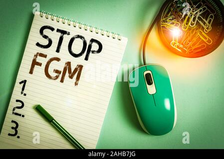 Text Zeichen angezeigt Stop Fgm. Business Foto präsentiert ein Ende setzen oder Halt auf Genitalverstümmelung und der Beschneidung Notebook und Schreiben mit Compu Stockfoto