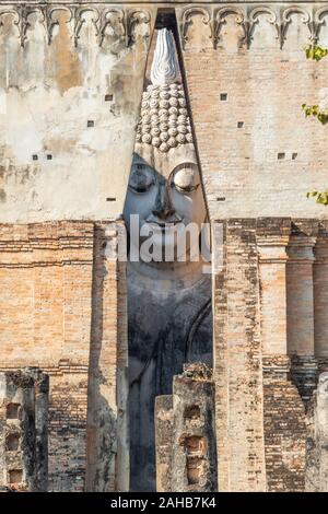 Große Buddha Image Wat Srichum, der buddhistische Tempel in Sukhothai Historical Park, Thailand Stockfoto