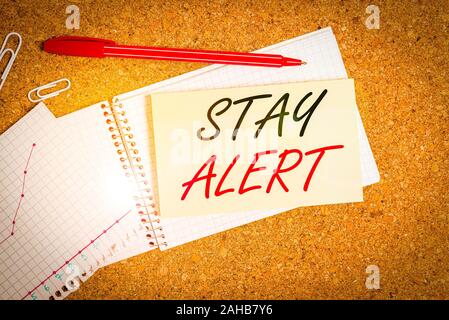 Handschrift text wachsam bleiben. Konzeptionelle Foto, volle Aufmerksamkeit auf Dinge um schnell zu sehen oder verstehen Schreibtisch notebook Papier Büro Pappe p Stockfoto