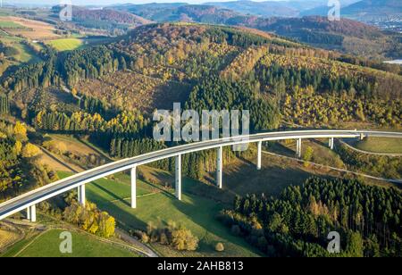 Luftaufnahme, Verbindung zwischen dem Ende der A46 und der Bundesstraße B 7, Verlängerung der Autobahn A46, Anschluss Bestwig und Olsberg mit Autobahn bridg Stockfoto