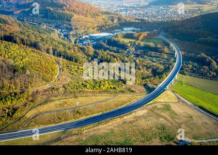 Luftaufnahme, Verbindung zwischen dem Ende der A46 und der Bundesstraße B 7, Verlängerung der Autobahn A46, Anschluss Bestwig und Olsberg mit Autobahn bridg Stockfoto