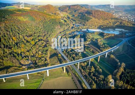 Luftaufnahme, Verbindung zwischen dem Ende der A46 und der Bundesstraße B 7, Verlängerung der Autobahn A46, Anschluss Bestwig und Olsberg mit Autobahn bridg Stockfoto