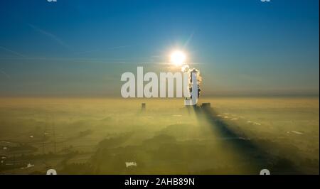 Luftbild, Steinkohlekraftwerk Westfalen der RWE, morgen Eindruck, Back Light mit blauem Himmel und Kraftwerk Rauch, Kühlturm, THTR-300 in Hamm-Uentrop, ehemalige Stockfoto