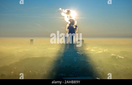 Luftbild, Steinkohlekraftwerk Westfalen der RWE, morgen Eindruck, Back Light mit blauem Himmel und Kraftwerk Rauch, Kühlturm, THTR-300 in Hamm-Uentrop, ehemalige Stockfoto