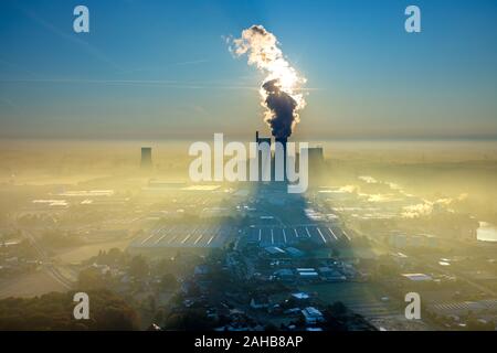 Luftbild, Steinkohlekraftwerk Westfalen der RWE, morgen Eindruck, Back Light mit blauem Himmel und Kraftwerk Rauch, Kühlturm, THTR-300 in Hamm-Uentrop, ehemalige Stockfoto
