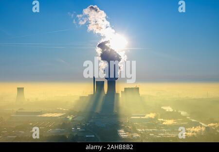 Luftbild, Steinkohlekraftwerk Westfalen der RWE, morgen Eindruck, Back Light mit blauem Himmel und Kraftwerk Rauch, Kühlturm, THTR-300 in Hamm-Uentrop, ehemalige Stockfoto