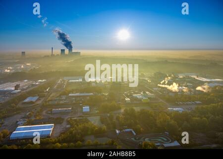Luftbild, Steinkohlekraftwerk Westfalen der RWE, morgen Eindruck, Back Light mit blauem Himmel und Kraftwerk Rauch, Kühlturm, THTR-300 in Hamm-Uentrop, ehemalige Stockfoto