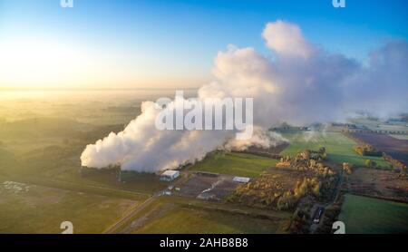 Luftbild, Gasturbinenkraftwerk, GUD, Trianel, Emission, kühlen Abluft, morgen Eindruck, Hintergrund mit blauem Himmel und Kraftwerk Rauch, Stockfoto