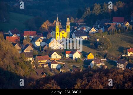 Luftbild, Katholische Kirche Neue Kirche St. Maria Magdalena, Padberg, Marsberg, Sauerland, Nordrhein-Westfalen, Deutschland, DE, Europa, Vögel - Augen Stockfoto