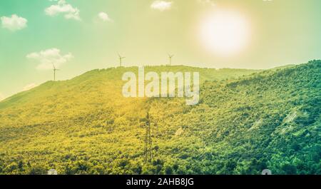 Sonnige grüne Landschaft mit mehreren Windmühlen auf grünen Hügeln Hintergrund in Molise, Italien. Stockfoto