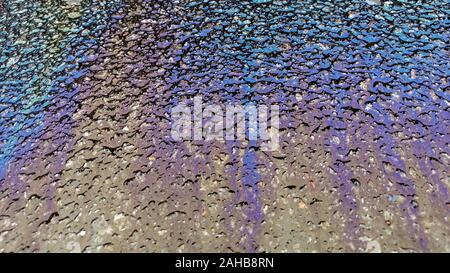 Mehrfarbige ausgelaufenen Öls auf Asphaltstraße, abstrakten Hintergrund, Stockfoto