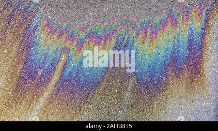 Mehrfarbige ausgelaufenen Öls auf Asphaltstraße, abstrakten Hintergrund, Stockfoto