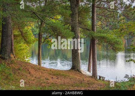 Ein altes Ruderboot liegt am Ufer des Sonnenfisch See in Nordwisconsin. Stockfoto