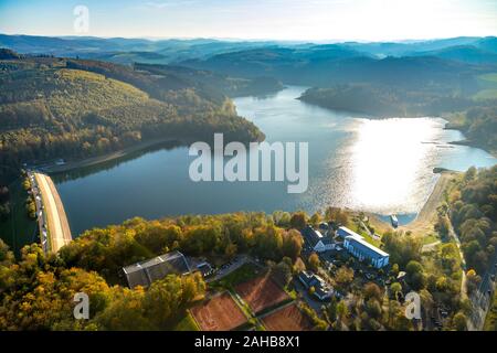 Luftbild, Hennesee, Hennetalsperre, niedrige Wasser am Ufer, Meschede, Sauerland, Nordrhein-Westfalen, Deutschland, DE, Europa, Formen und colo Stockfoto