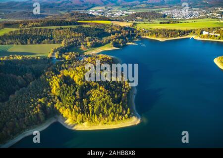 Luftbild, Hennesee, Hennetalsperre, niedrige Wasser am Ufer, Meschede, Sauerland, Nordrhein-Westfalen, Deutschland, DE, Europa, Formen und colo Stockfoto