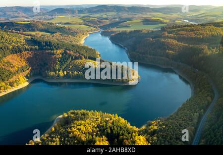 Luftbild, Hennesee, Hennetalsperre, niedrige Wasser am Ufer, Meschede, Sauerland, Nordrhein-Westfalen, Deutschland, DE, Europa, Formen und colo Stockfoto