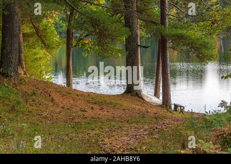 Ein altes Ruderboot liegt am Ufer des Sonnenfisch See in Nordwisconsin. Stockfoto