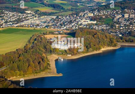 Luftaufnahme, Welcome Hotel Meschede/Hennesee Hennesee und Bootssteg, niedrige Wasser am Ufer, Meschede, Sauerland, Nordrhein-Westfalen, Deu Stockfoto