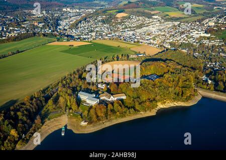 Luftaufnahme, Welcome Hotel Meschede/Hennesee Hennesee und Bootssteg, niedrige Wasser am Ufer, Meschede, Sauerland, Nordrhein-Westfalen, Deu Stockfoto